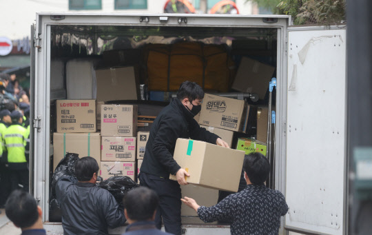 12일 오후 서울 강남구 삼성동 박근혜 전 대통령 자택 앞에서 이삿짐이 내려지고 있다.